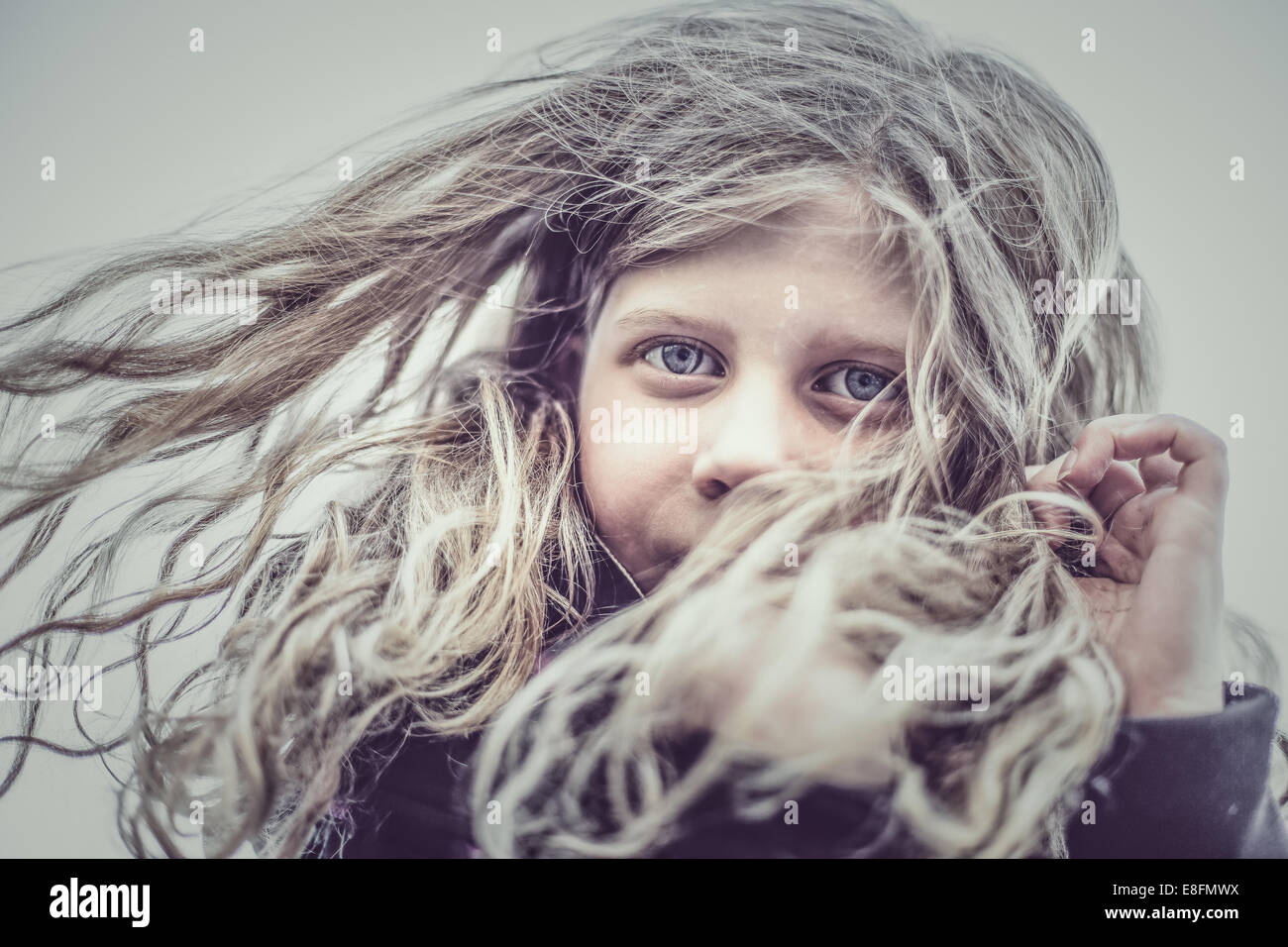 Porträt eines Mädchens mit windigen Haar Stockfoto