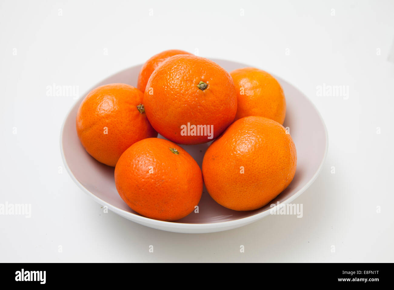 Nahaufnahme einer Schüssel mit frischen Orangen Stockfoto