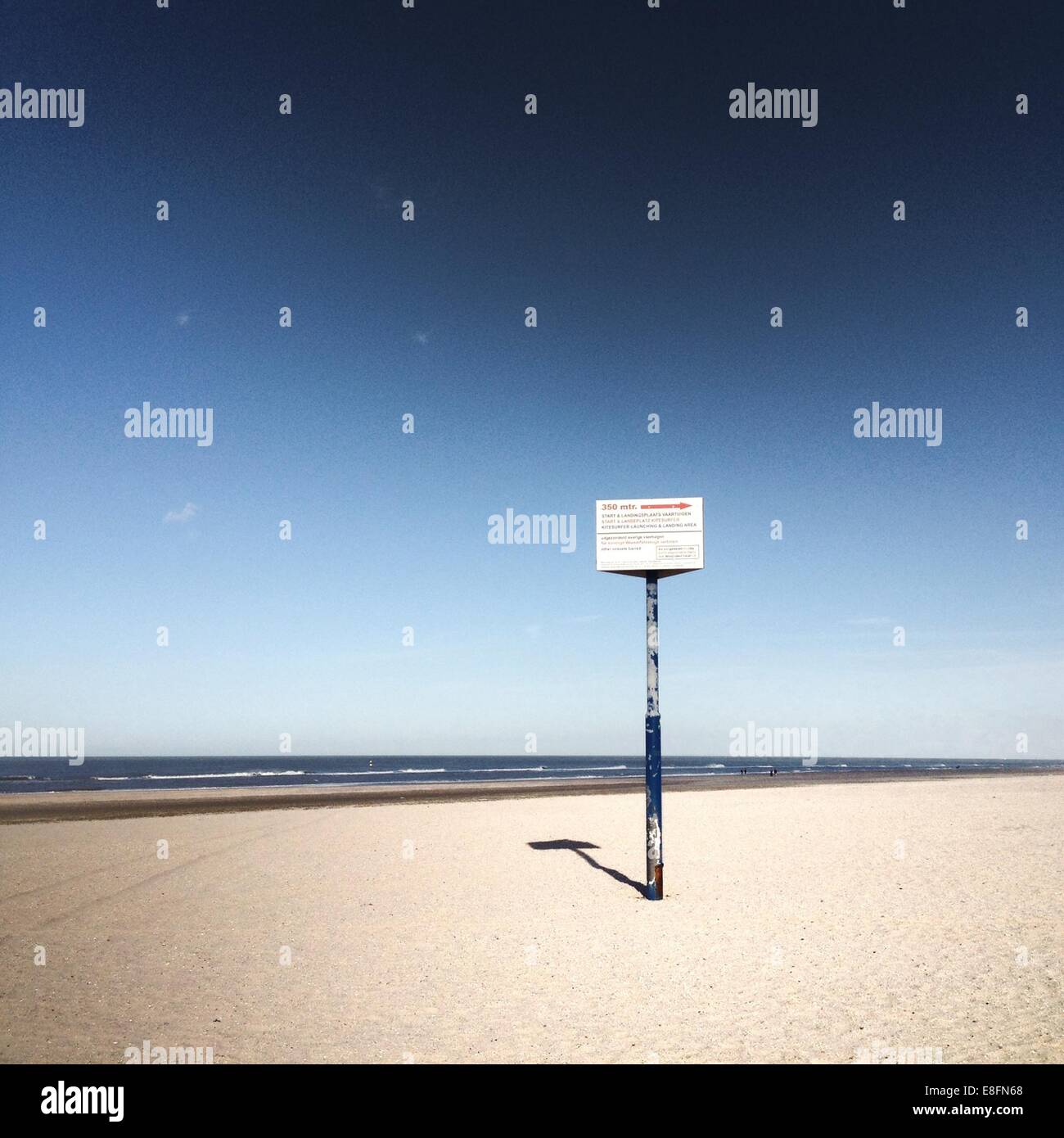 Einsame Zeichen am Strand Stockfoto