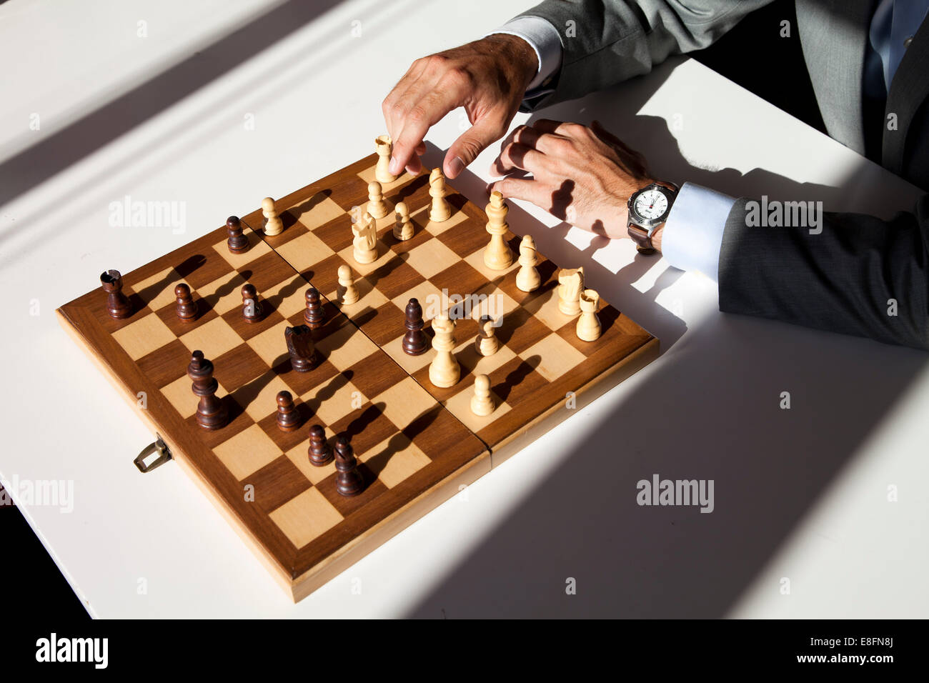 Geschäftsmann, die Schach spielen Stockfoto