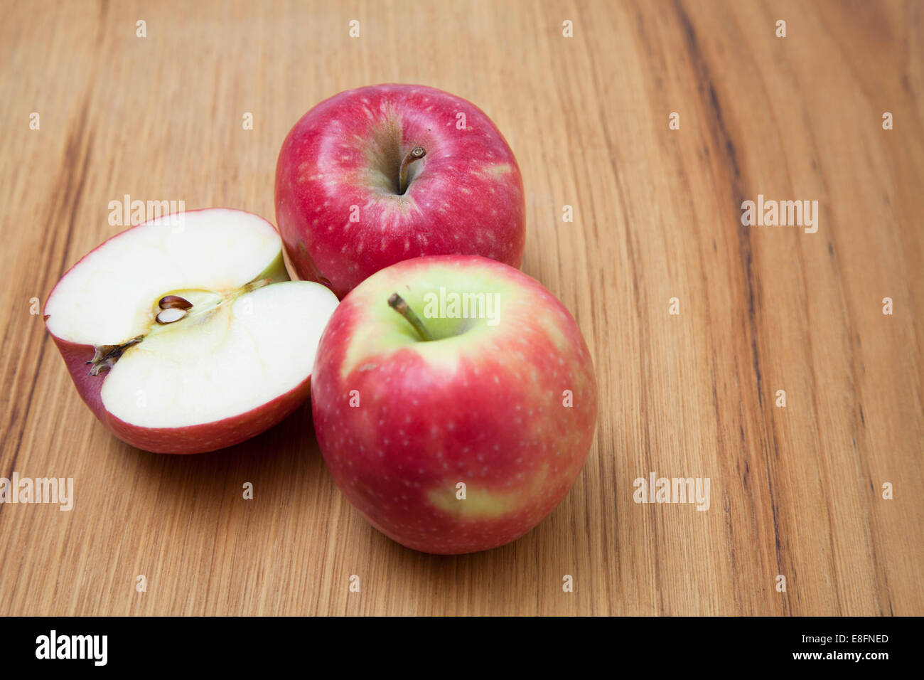 Nahaufnahme von roten Äpfeln auf einem Holztisch Stockfoto