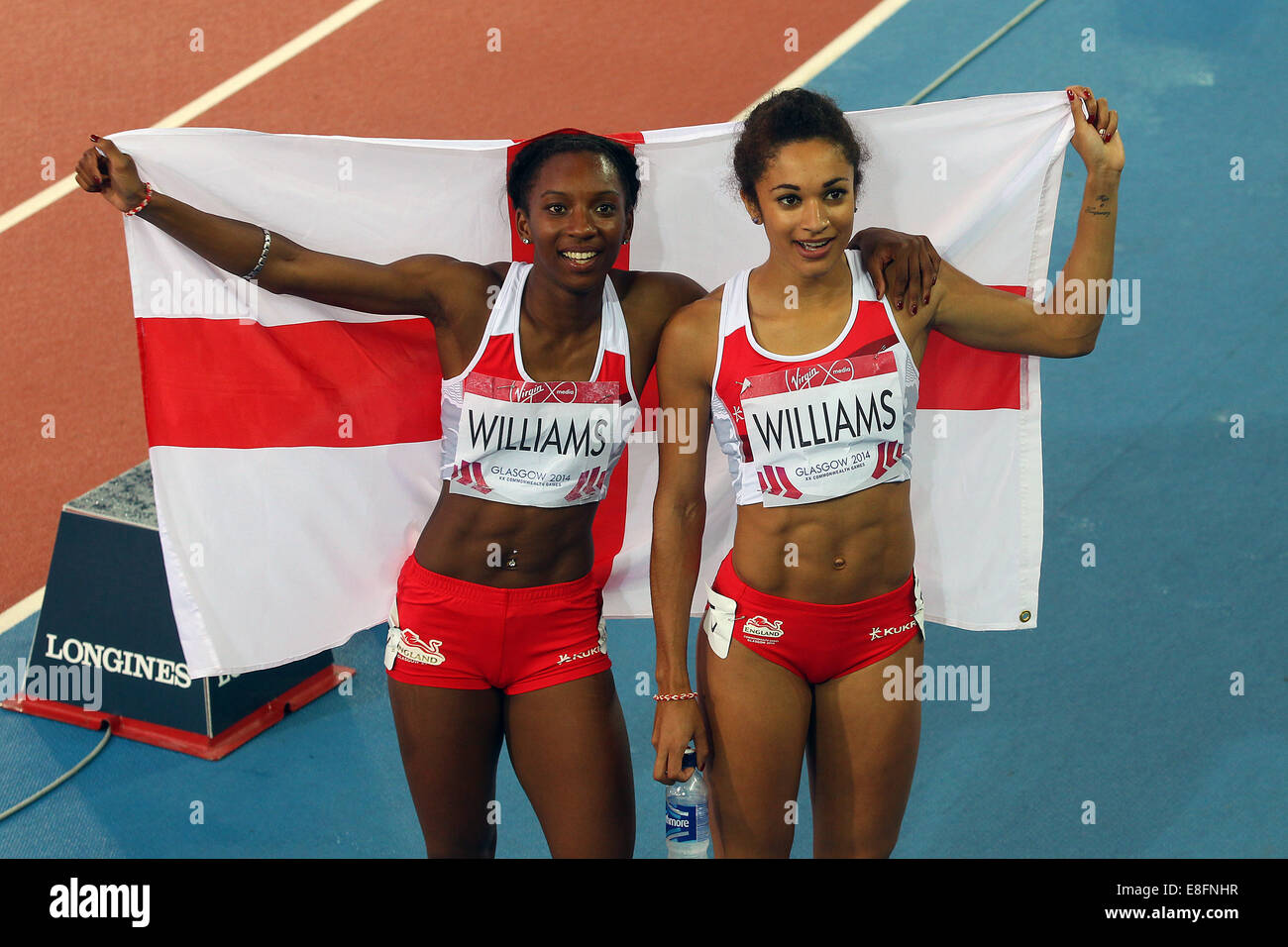 Jodie Williams (ENG)-Silber-Medaille und Bianca Williams (ENG)-Bronze-Medaille zu feiern - Damen 200m Finale. Leichtathletik - Hampden Park Stockfoto