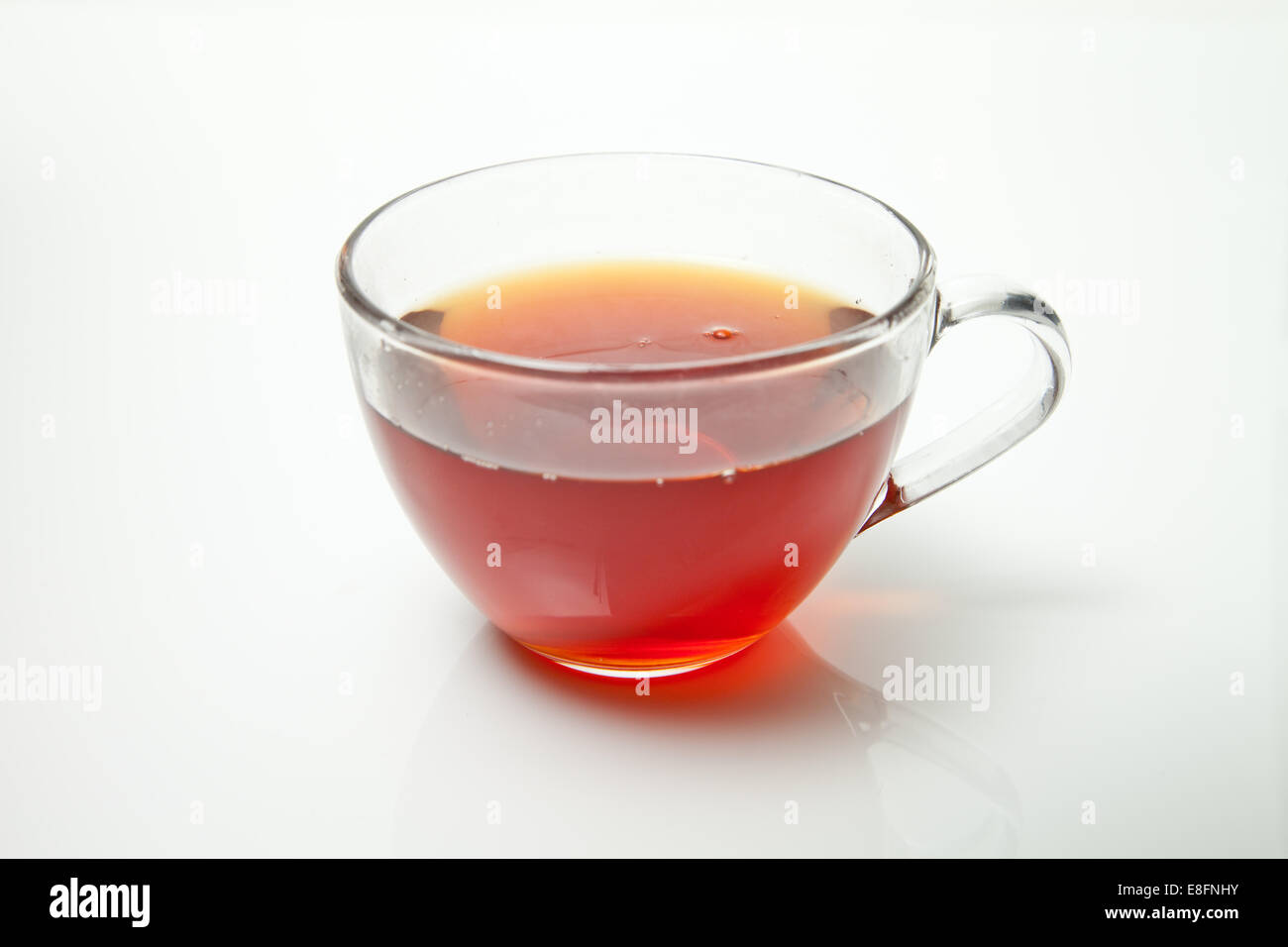 Tasse Tee in einer transparenten Glas-Teetasse Stockfoto