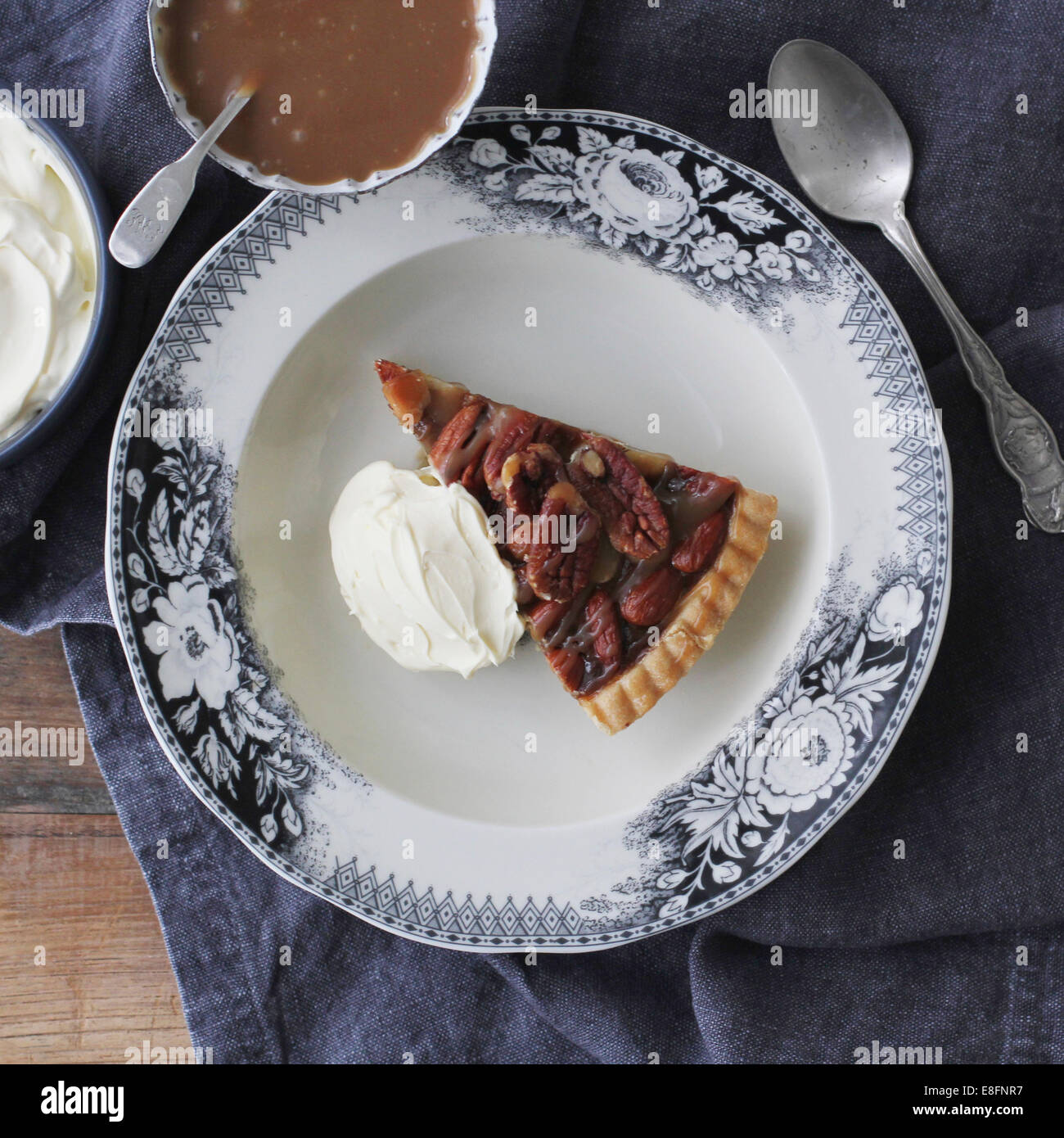 Pekannuss-Torte mit Toffee und Schlagsahne Stockfoto