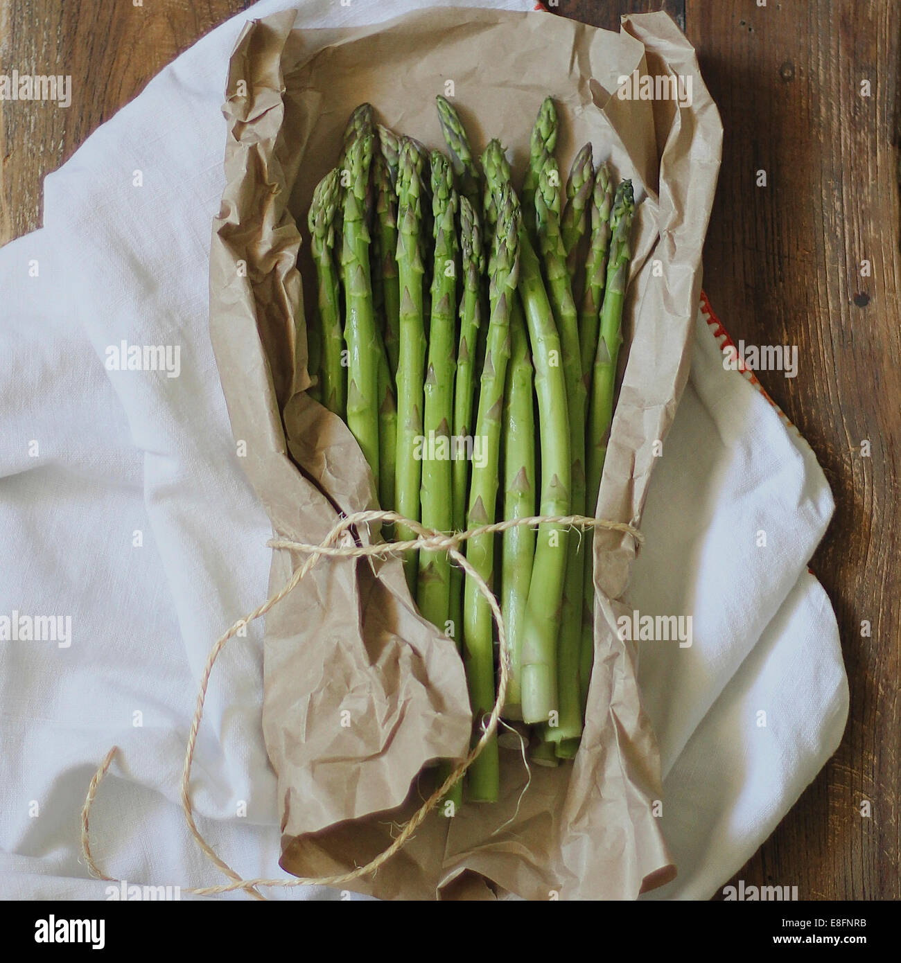 Frischer Spargel in Papier eingewickelt Stockfoto