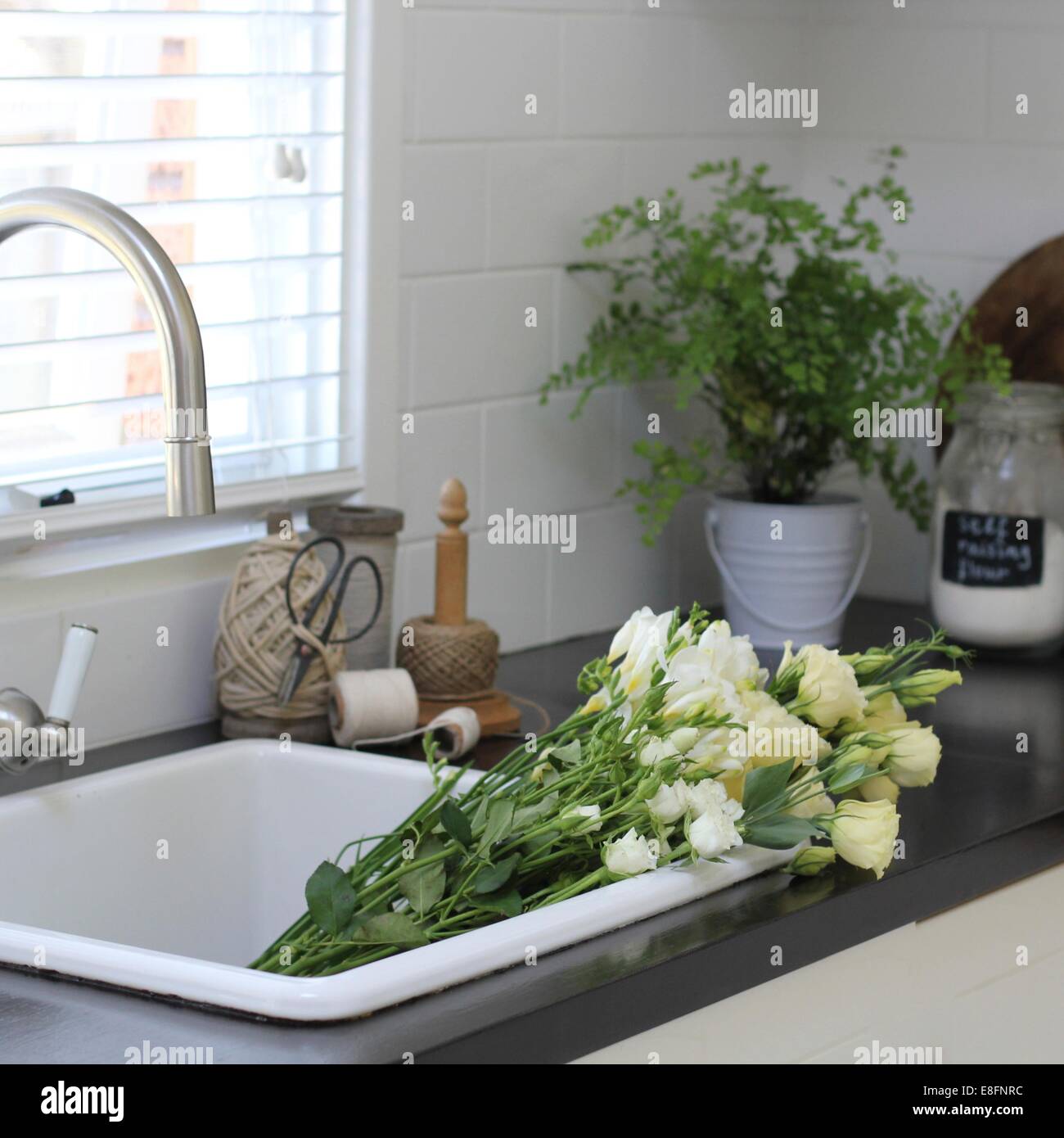 Blumenstrauß in der Küchenspüle Stockfoto