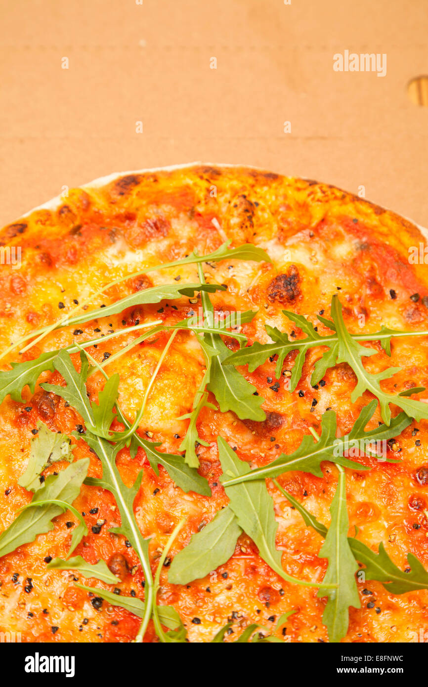 Nahaufnahme von einer Margherita Pizza Rucola garniert Stockfoto