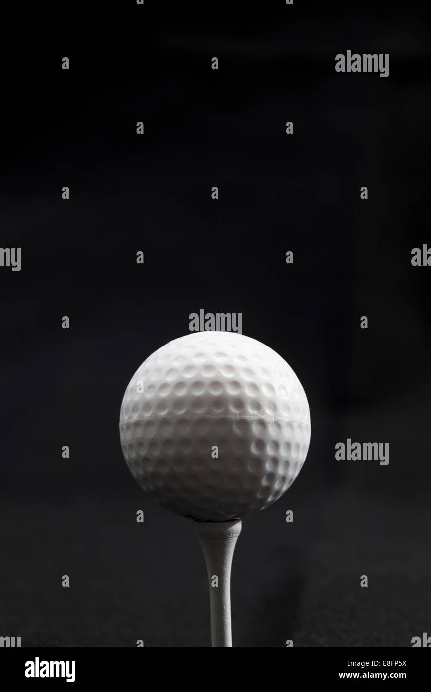 Nahaufnahme eines Golfballs auf einem Golf-T-Shirt Stockfoto