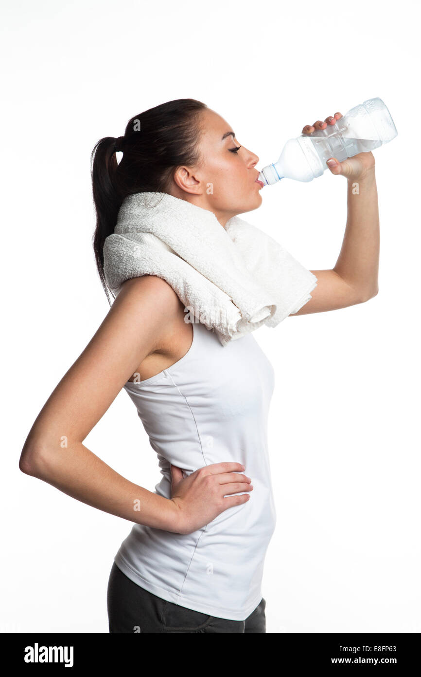 Junge Sportlerin Trinkwasser Stockfoto