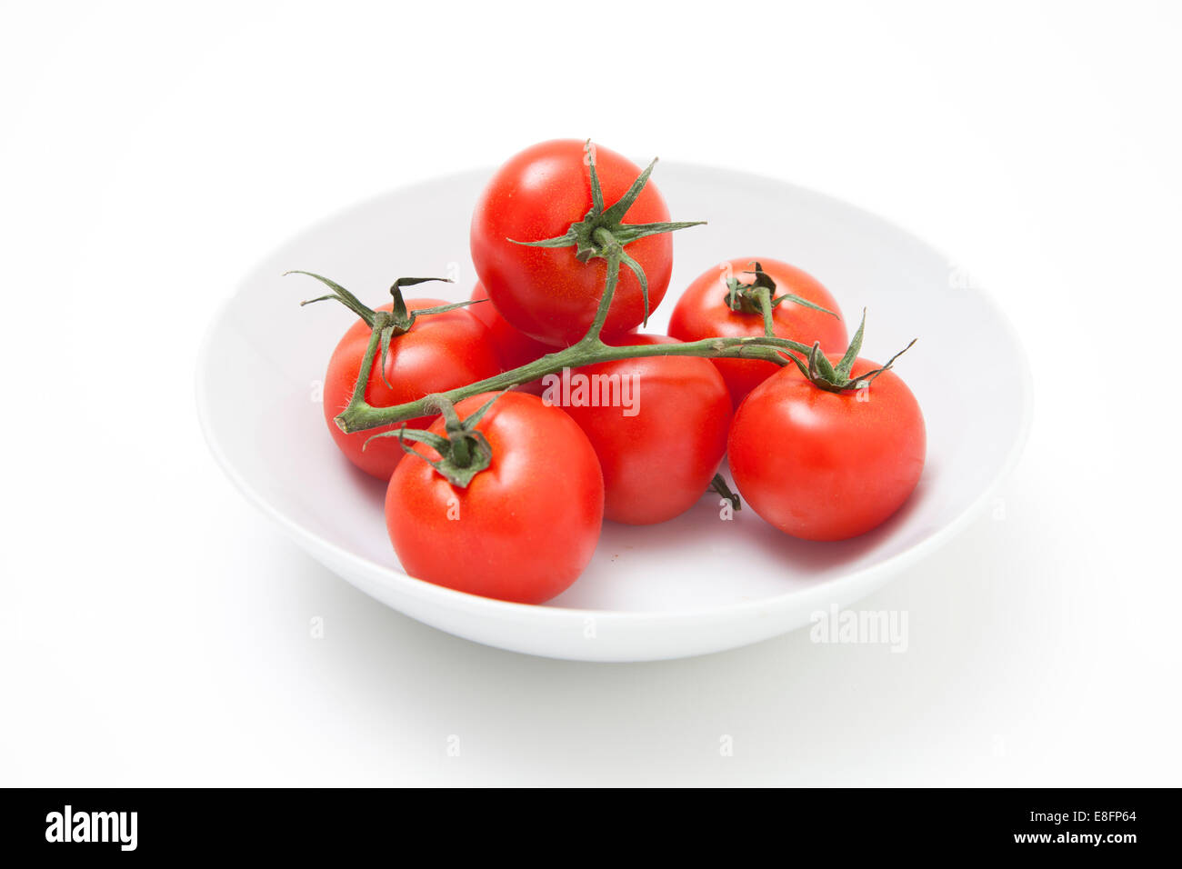 Cherry-Tomate auf einem weißen Teller Stockfoto
