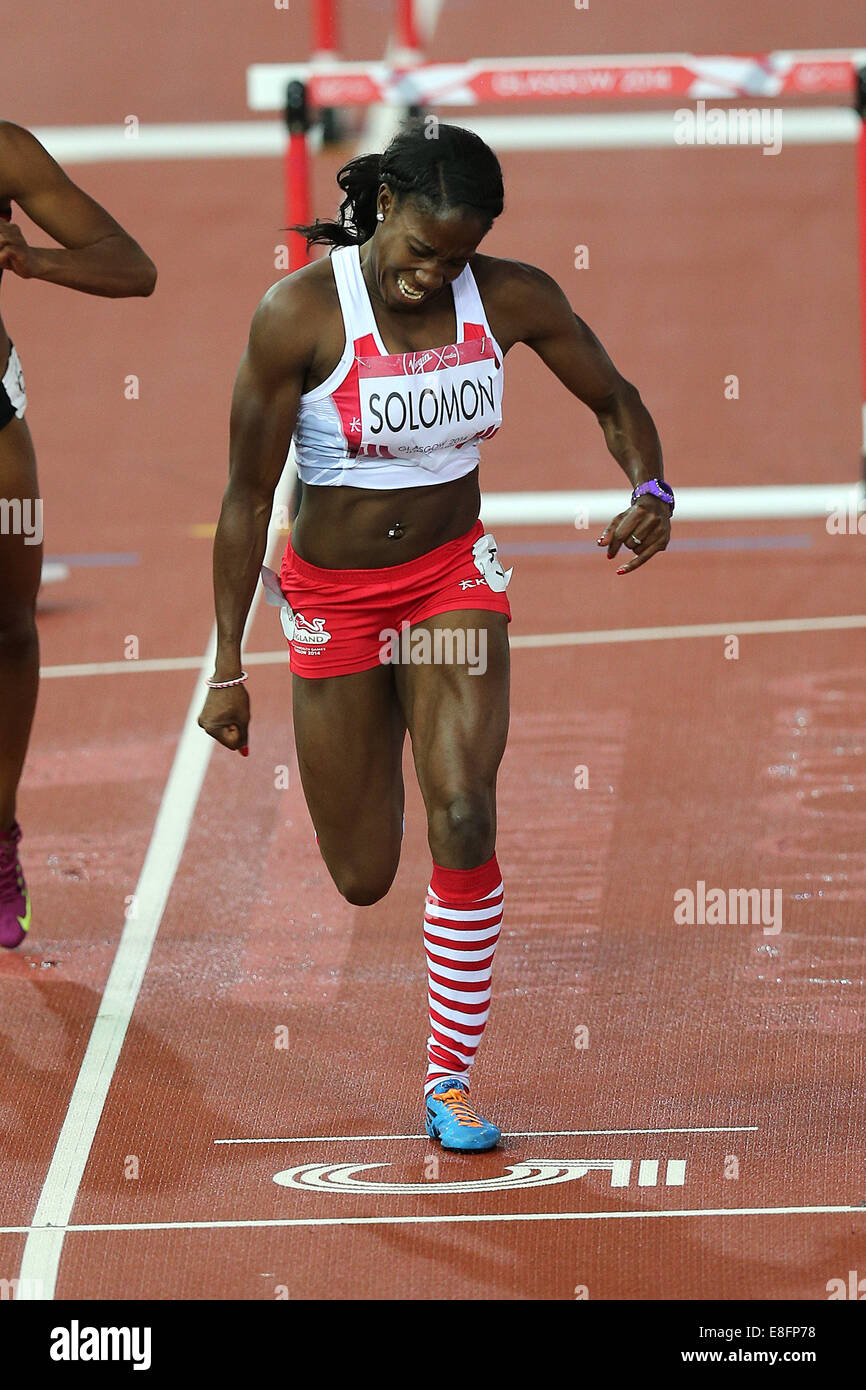 Serita Solomon (GER) schlägt fehl, beenden von rund, Heat 2 - Damen 100m Hürden Finale. Leichtathletik - Hampden Park - Glasgow - UK- Stockfoto