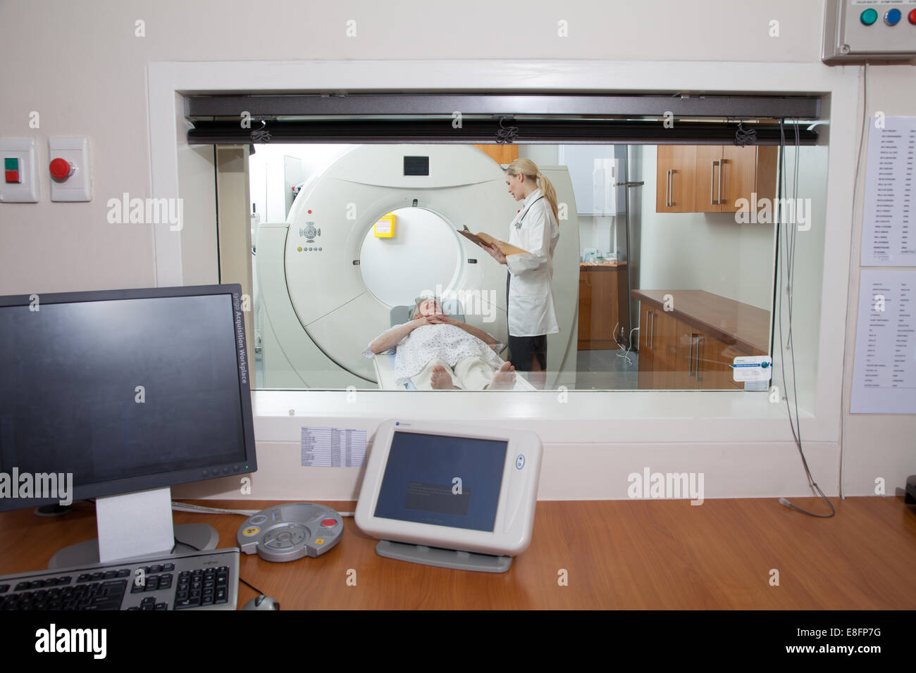 Arzt im Gespräch mit männlichen Patienten im Krankenhaus Scannen Zimmer Stockfoto