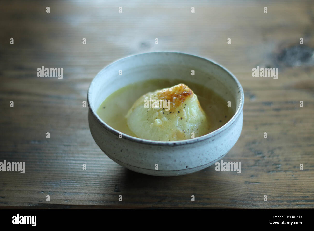 Schüssel mit Suppe Stockfoto