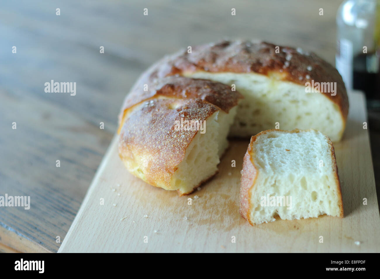 Laib Brot auf Schneidebrett Stockfoto