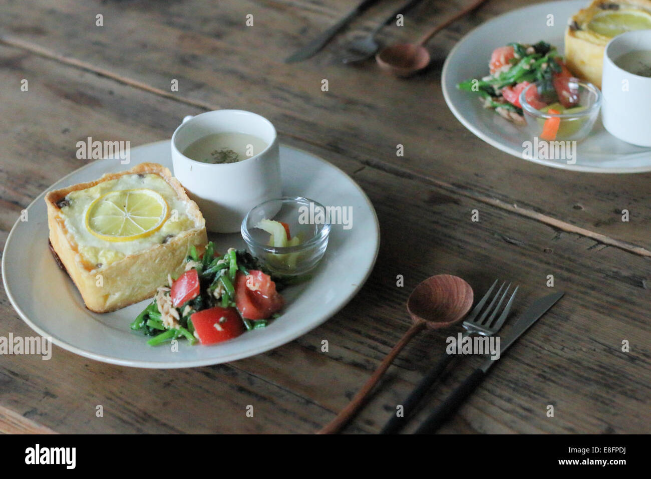 Quiche mit Salat und Suppe Stockfoto