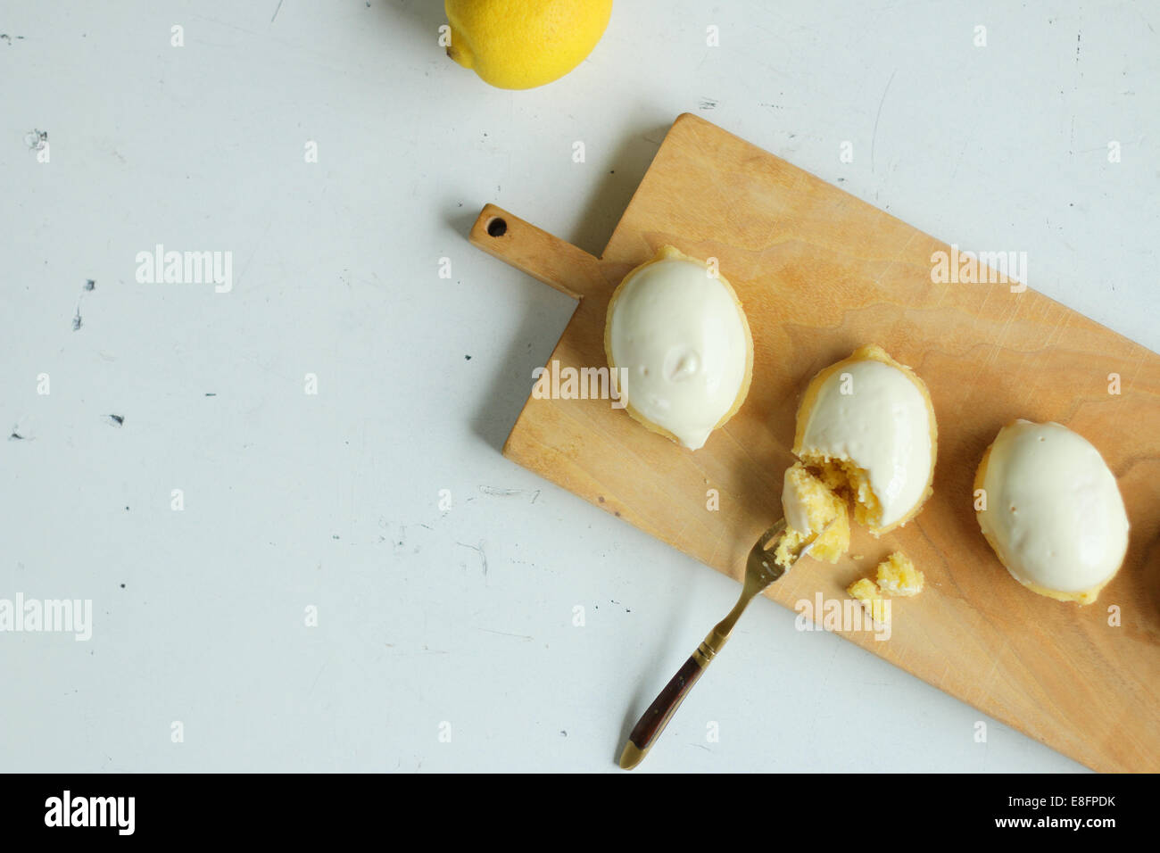 Drei Zitronen Kuchen auf Schneidebrett Stockfoto