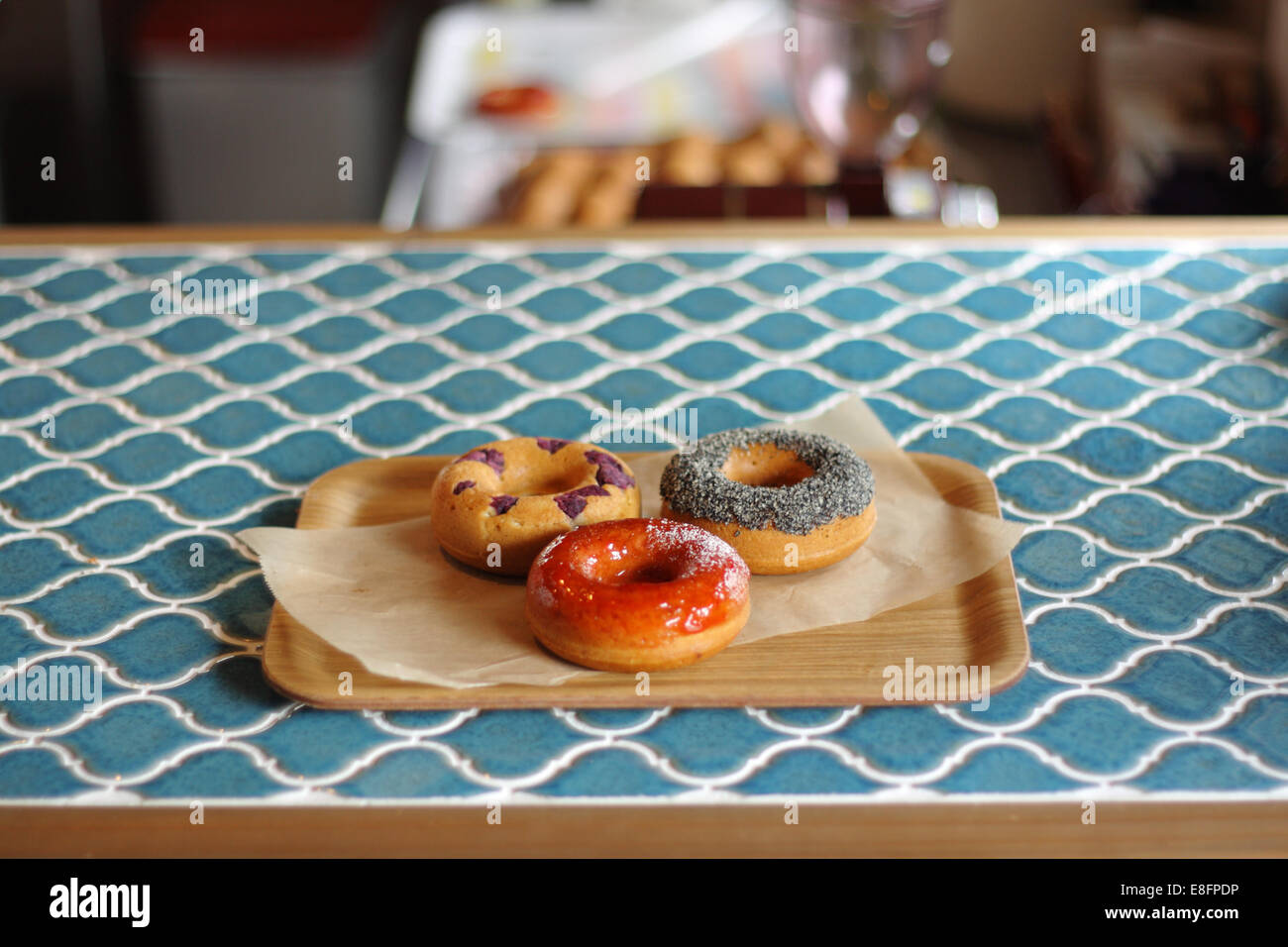 Drei Donuts auf Tablett Stockfoto