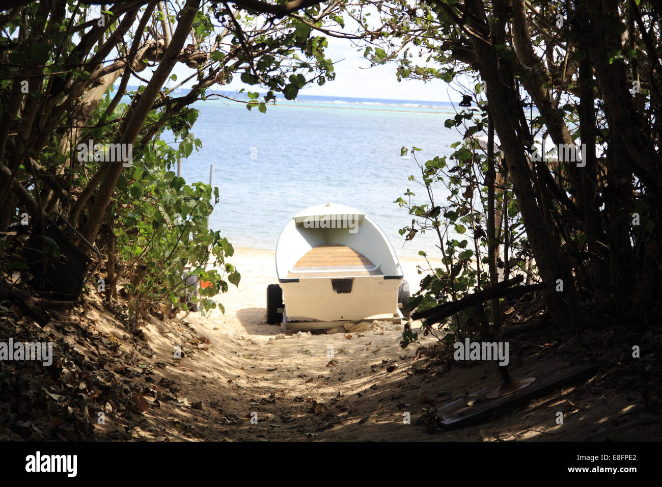 Japan, Boot am Strand Stockfoto