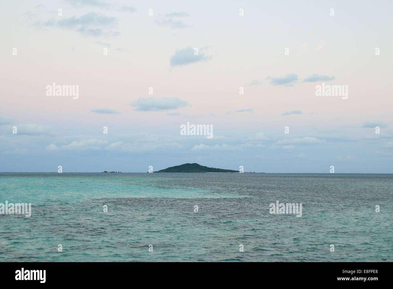 Abgelegene Insel im Meer, Japan Stockfoto