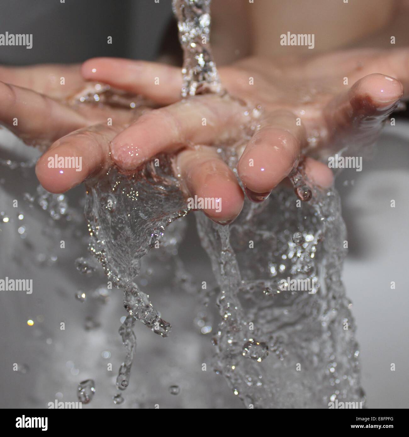 Nahaufnahme einer Person waschen die Hände unter fließendem Wasser Stockfoto
