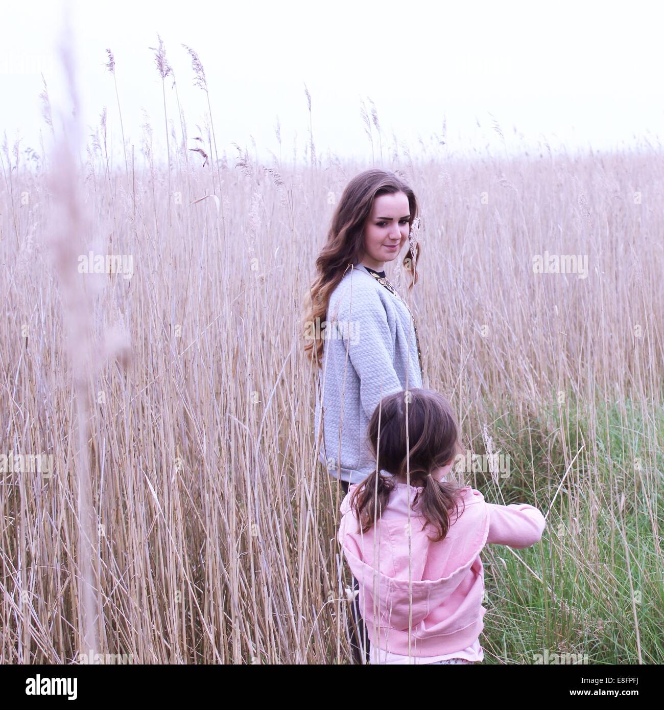 Zwei Mädchen stehen in einem Feld Stockfoto