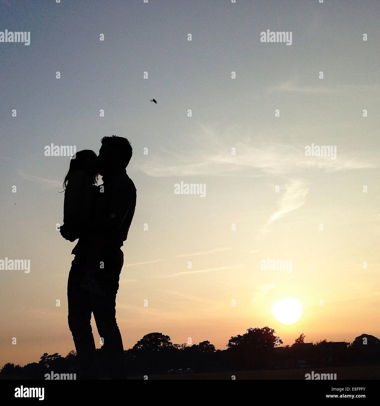 Silhouette von Vater und Tochter stehen in ländlichen Landschaft Stockfoto