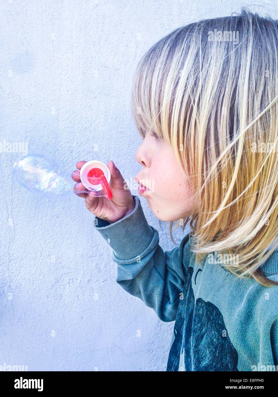 Junge hält einen Blase Zauberstab Seifenblasen Stockfoto