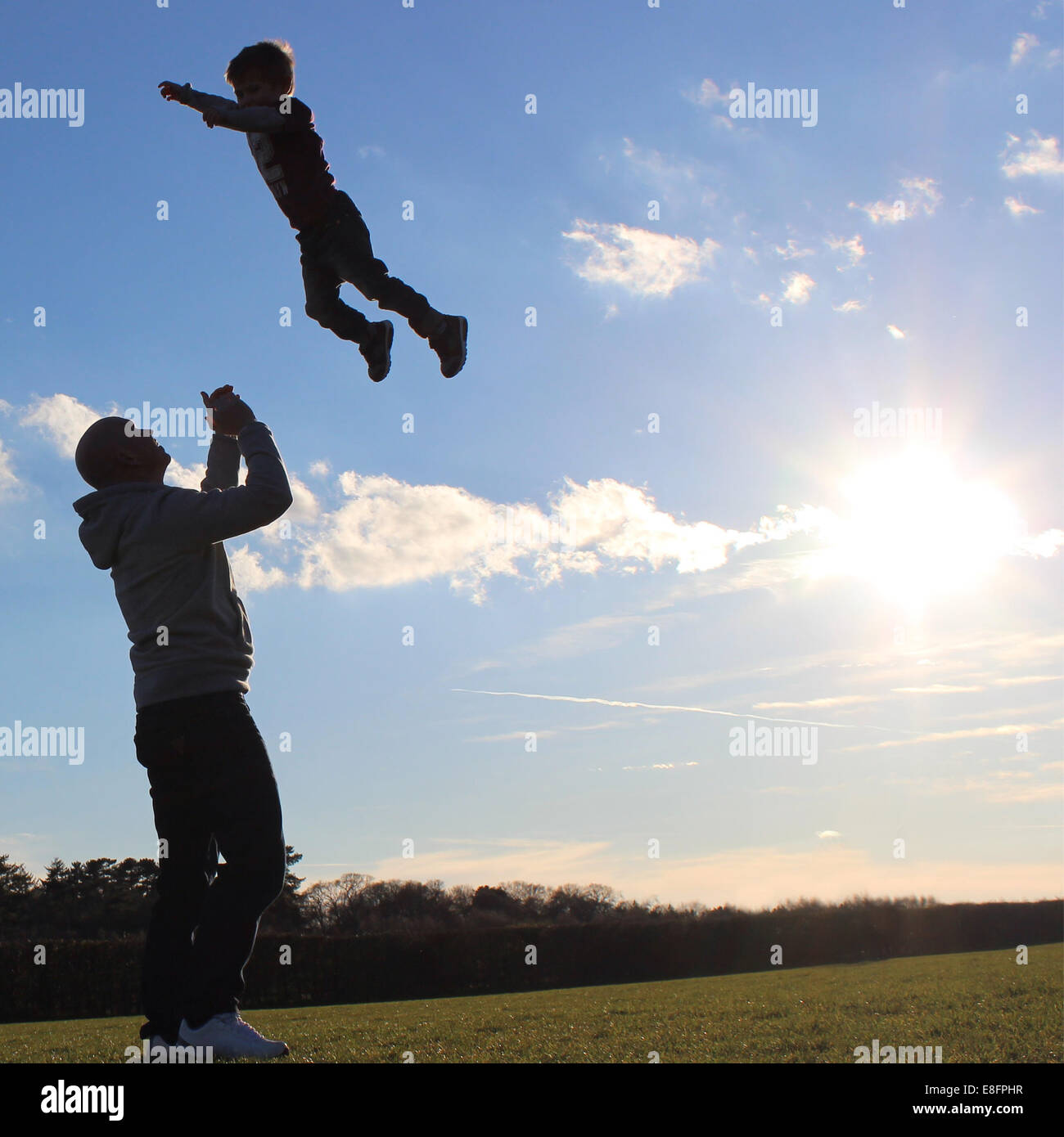 Vater Sohn in die Luft werfen Stockfoto