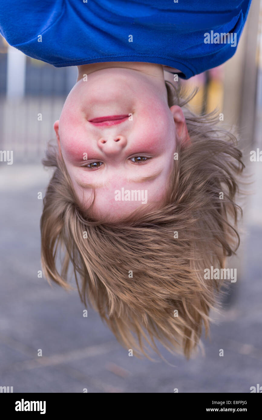 Junge Mädchen Kopf kopfüber hängend Stockfoto
