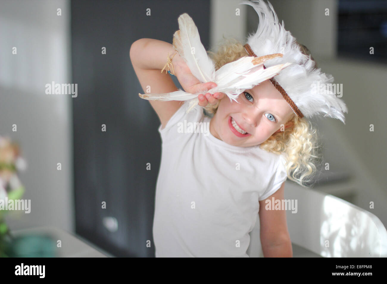 Porträt eines Mädchens tragen Feder Kopfschmuck mit Federn Stockfoto