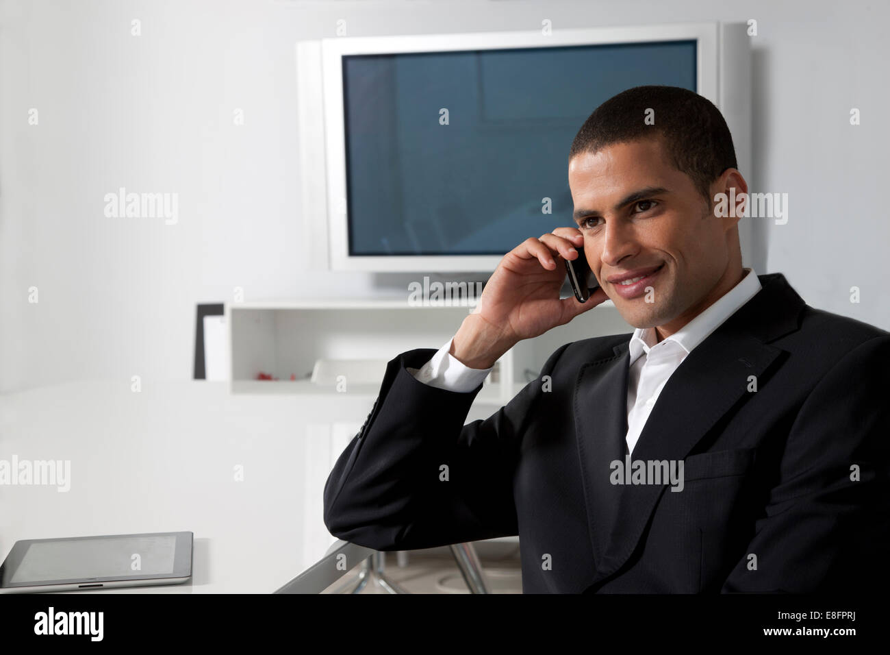 Telefonieren mit Handy im Konferenzraum Geschäftsmann Stockfoto