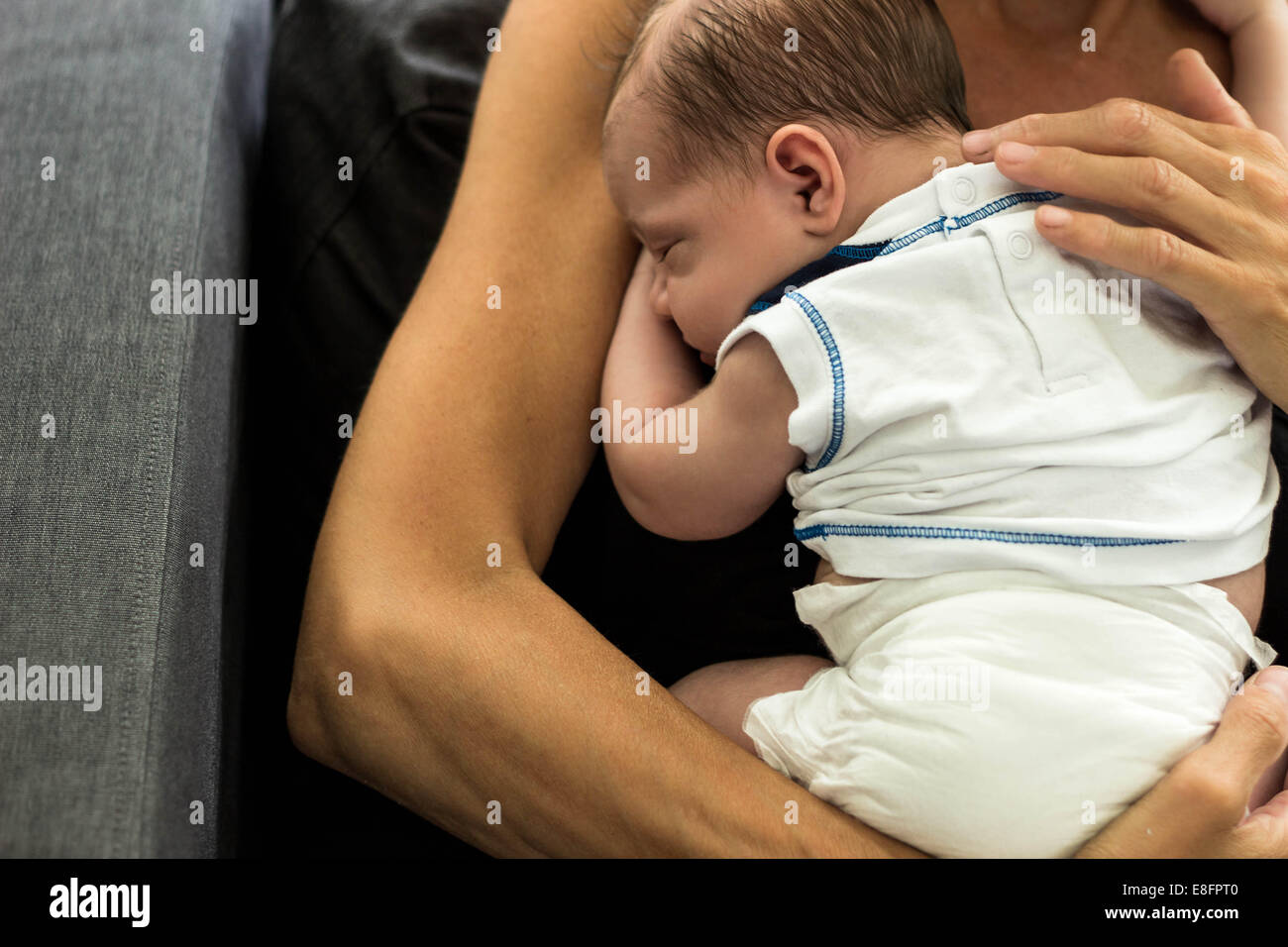 Mutter Holding neugeborenes Baby boy Stockfoto