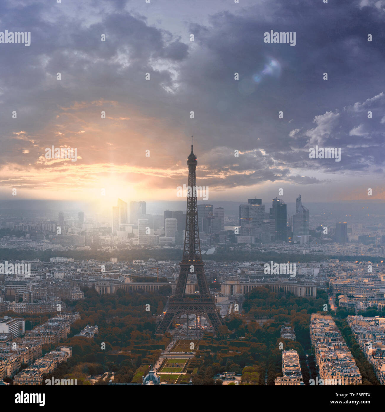 Eiffelturm bei Sonnenuntergang mit La Defense in der Ferne, Paris, Frankreich Stockfoto