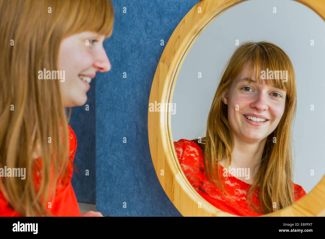 Mädchen spiegel -Fotos und -Bildmaterial in hoher Auflösung – Alamy