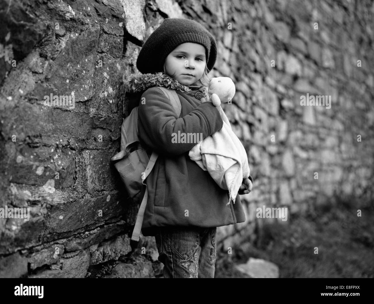 Mädchen (4-5) Holding Teddybär Stockfoto