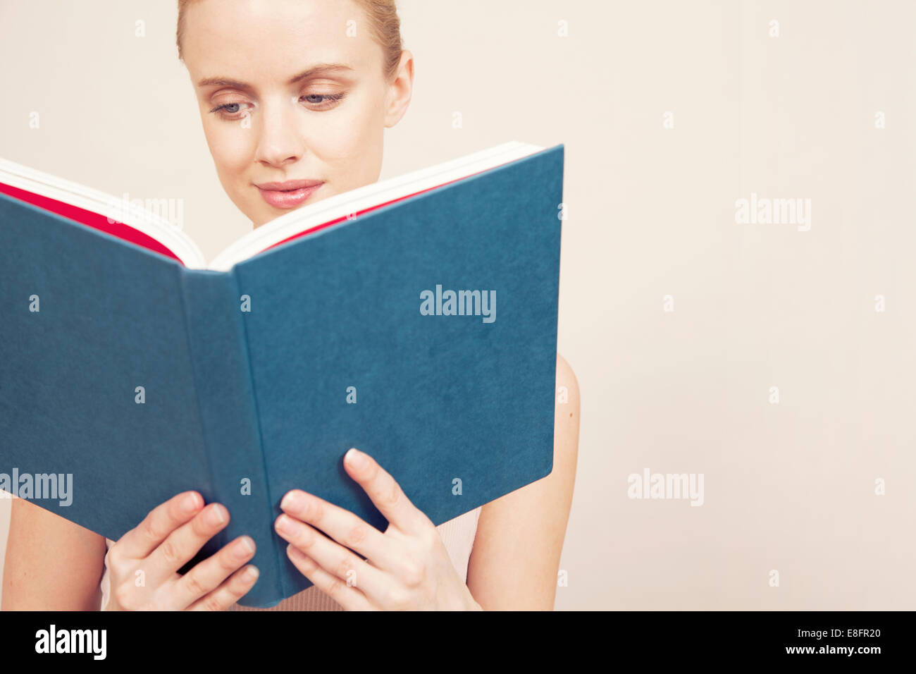 Junge Frau mit einem Buch Stockfoto