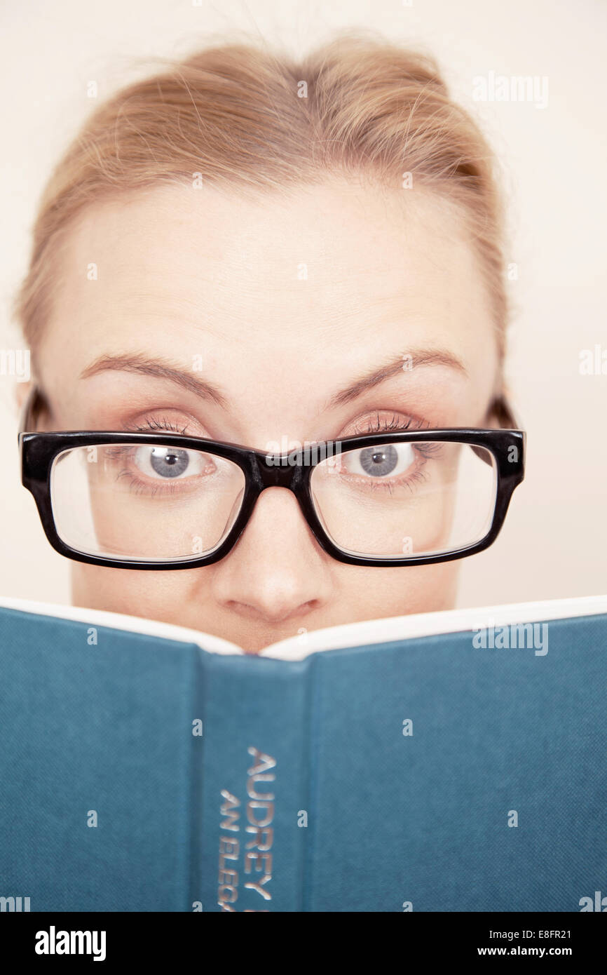Nahaufnahme von überrascht Frau liest ein Buch Stockfoto