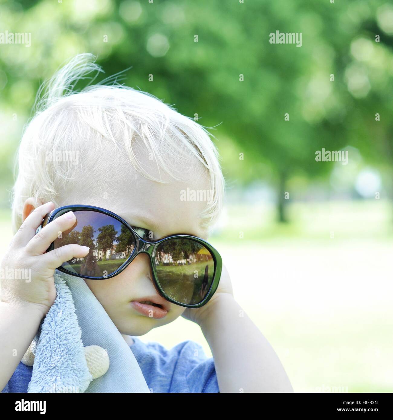 Kleiner Junge Sonnenbrillen anprobieren Stockfoto