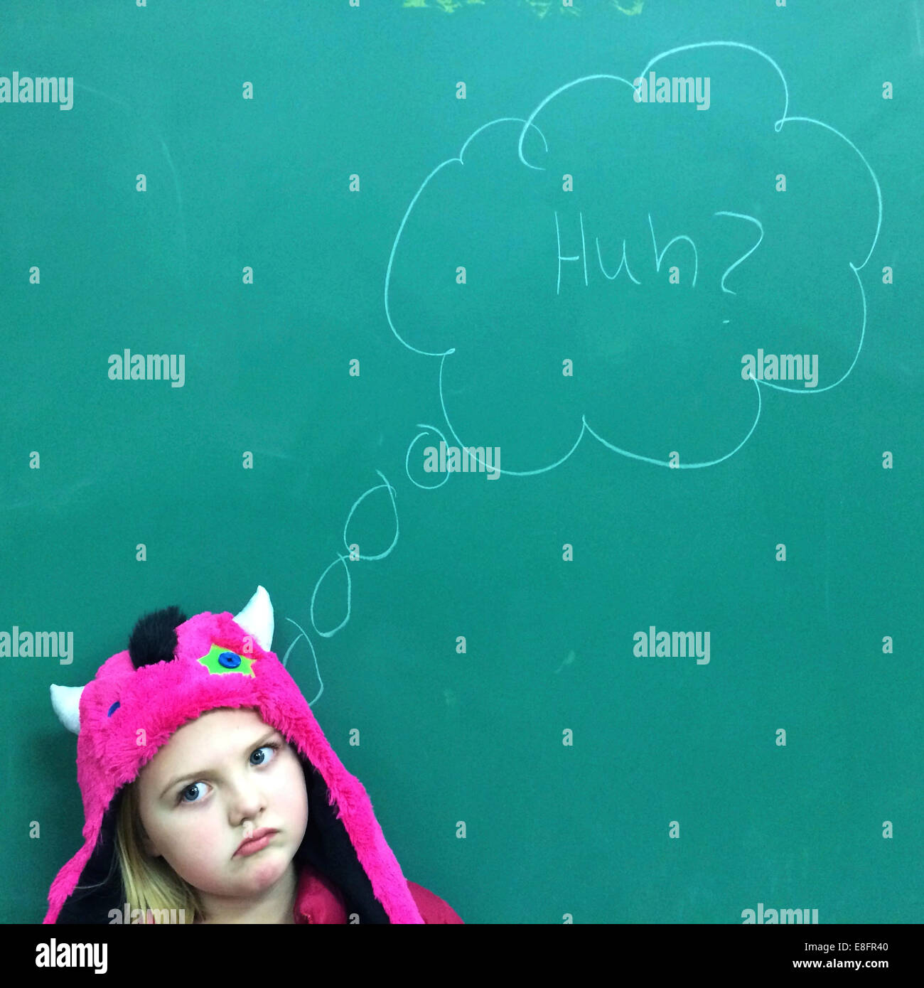 Porträt eines Mädchens vor Tafel mit verwirrten Ausdruck Stockfoto