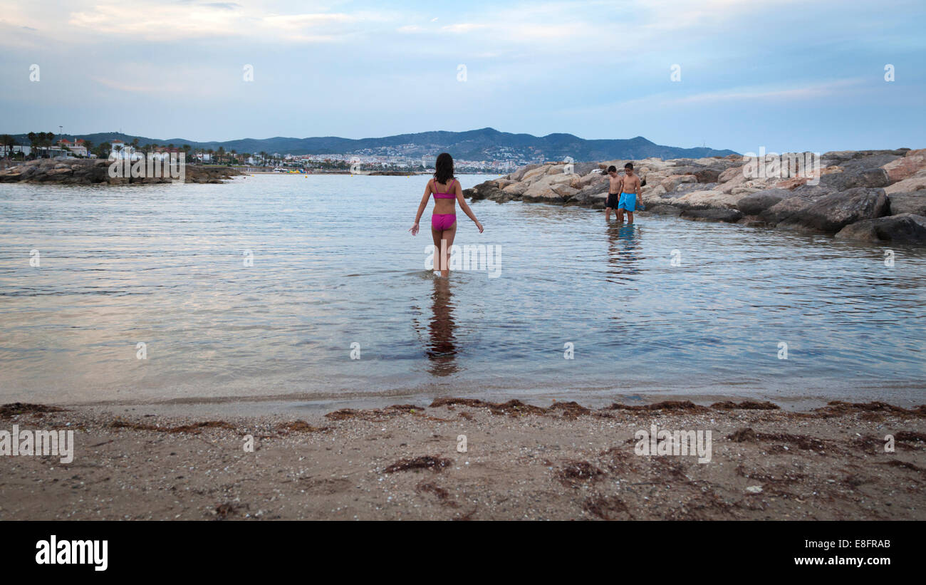 Drei Kinder spielen im Meer Surfen am Strand, Barcelona, Spanien Stockfoto