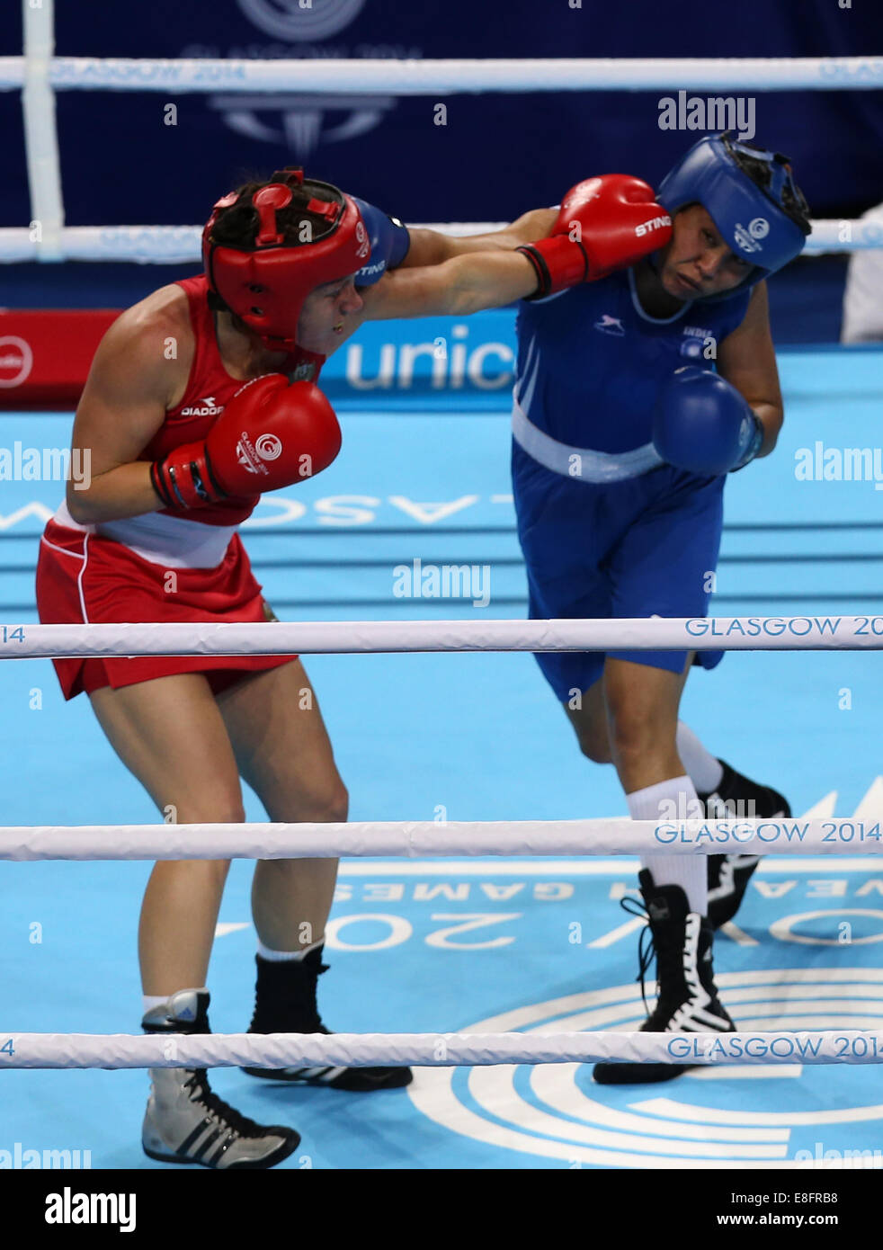 Shelley Watt (AUS) (rot) schlägt Laishram Devi (IND) (blau) - Boxen-Frauen Licht 57-60kg - The SSE Hydro - Glasgow - UK - 02/08 Stockfoto