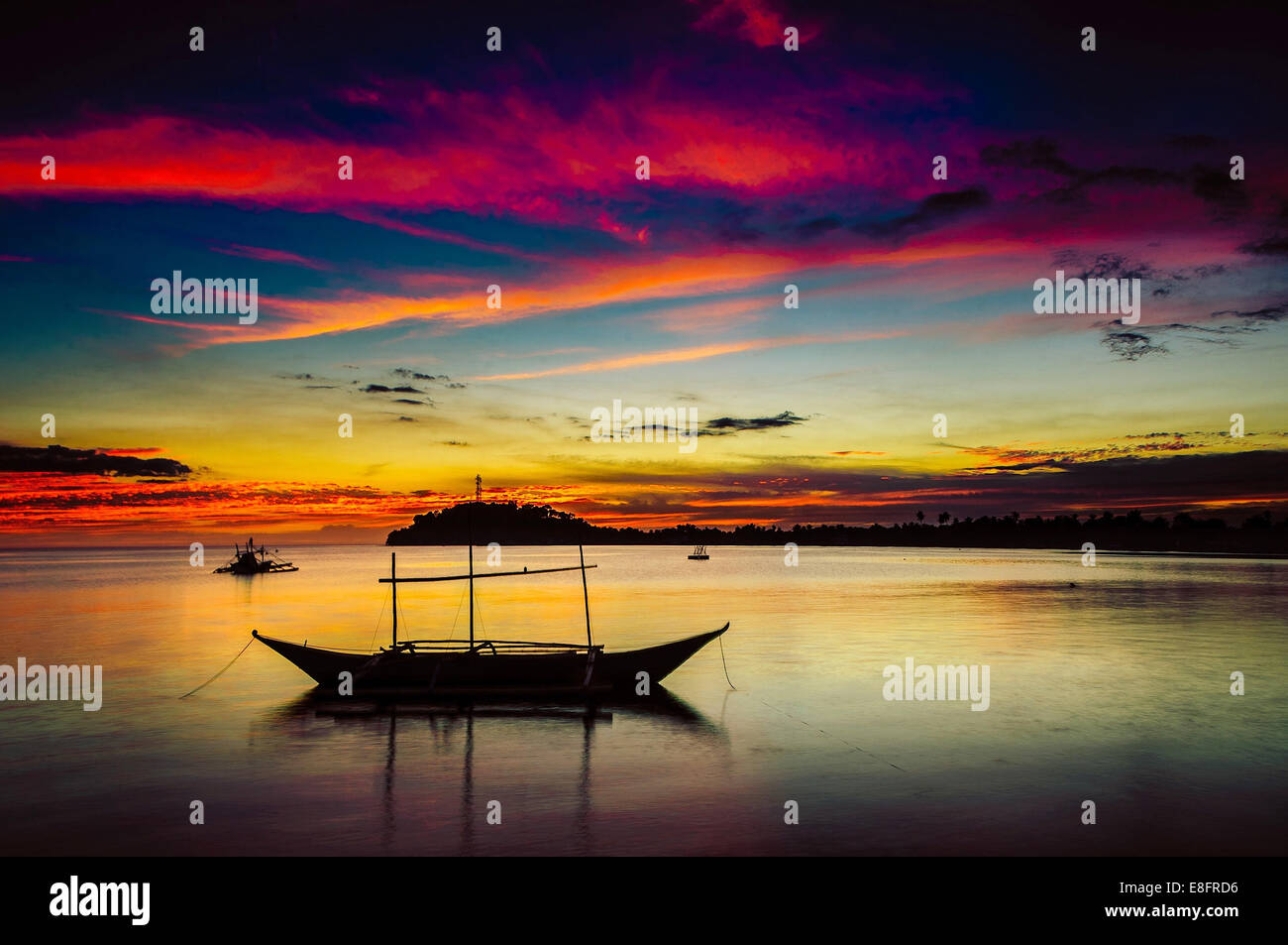 Occidental Mindoro, Philippinen Sablayan, Silhouette des Bootes bei Sonnenuntergang Stockfoto
