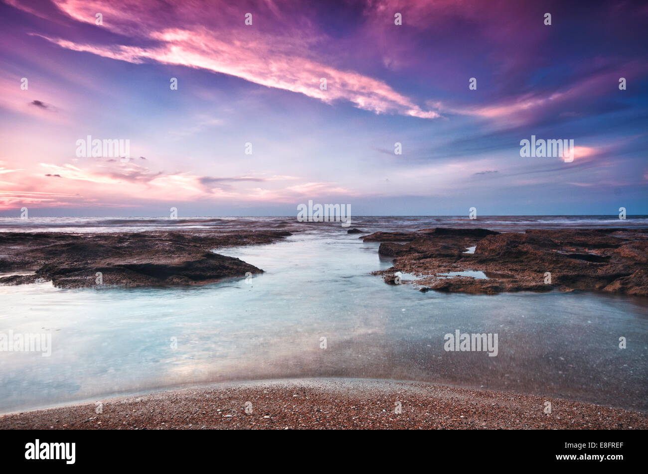 Israel, Bezirk Tel Aviv, Tel Aviv, Sonnenuntergang am Strand Stockfoto