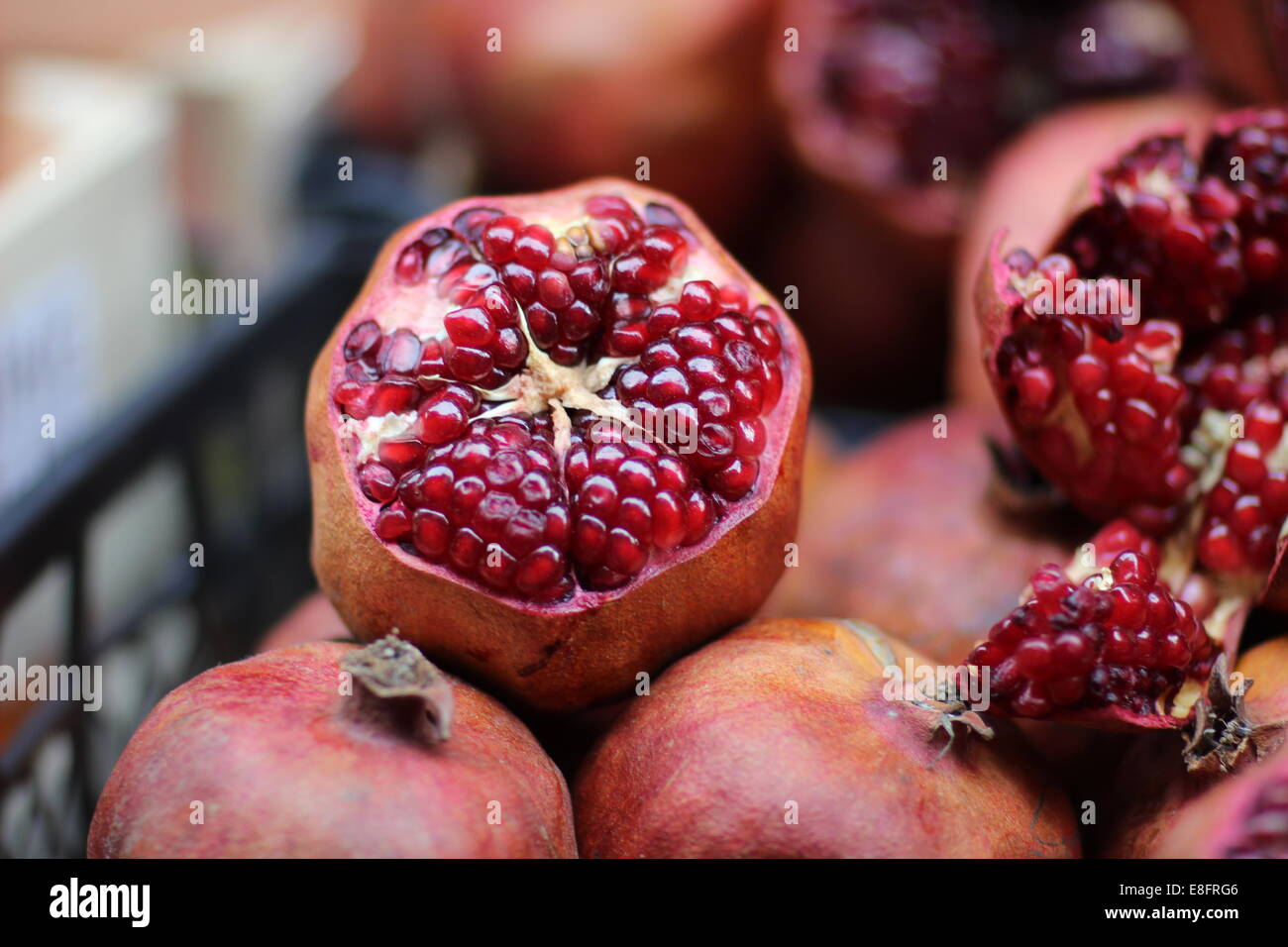 Halbierte Granatäpfel in einem Markt Stockfoto