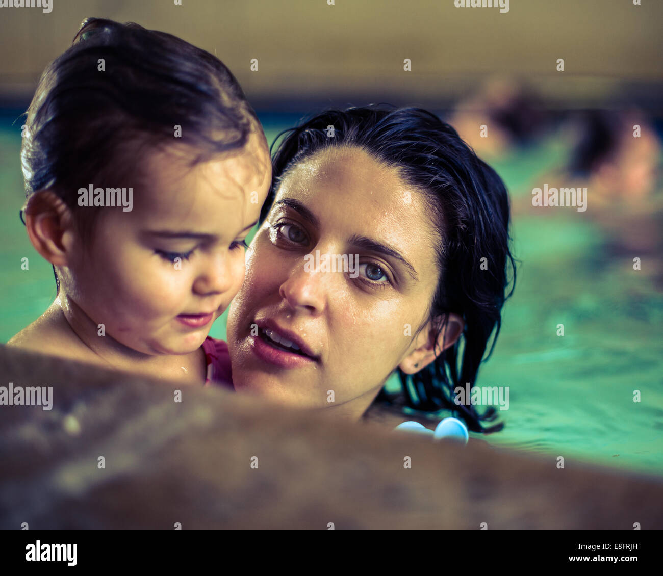Mutter und Tochter in Schwimmbädern Stockfoto