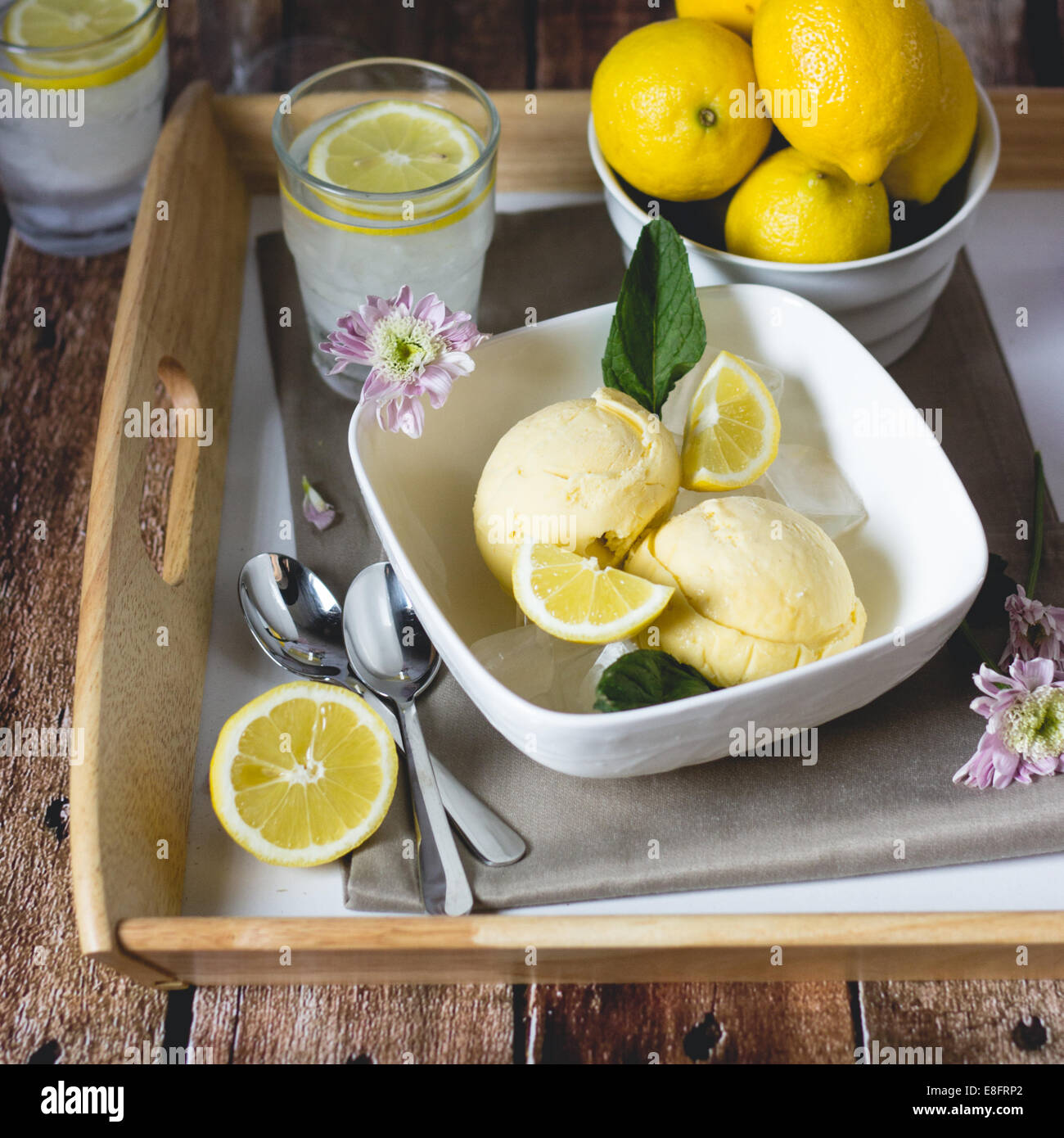 Schale der Zitrone Obst, Eis und Limonade Stockfoto