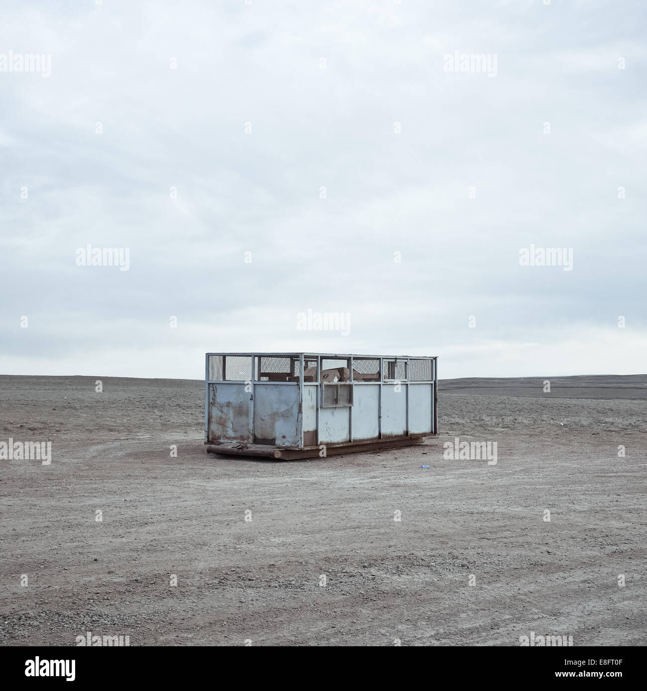 USA, Wyoming, Müllcontainer auf Prärie Stockfoto