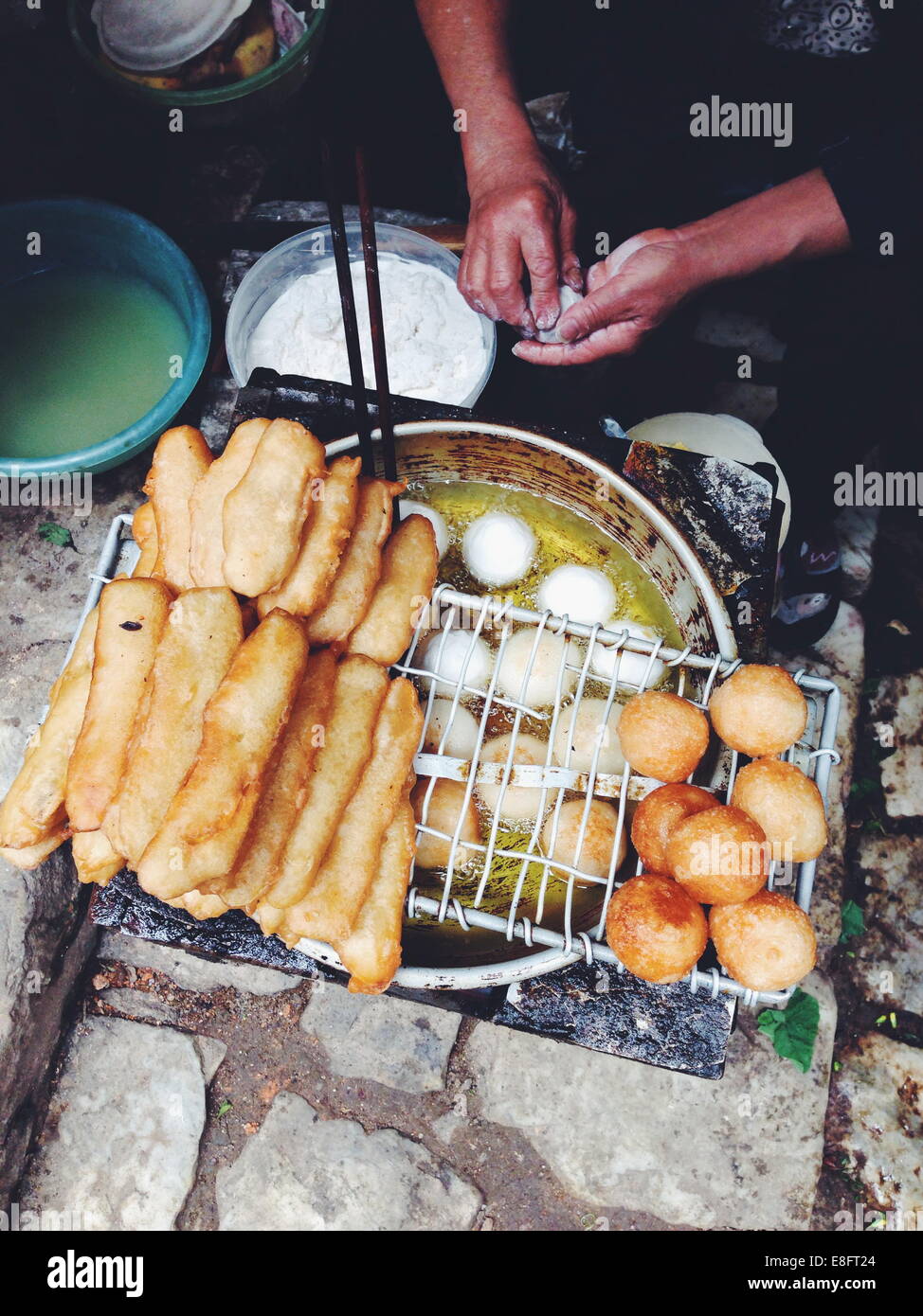 Vietnam, Lao Cai Provinz, Sa Pa, Frau Frittieren Teig auf der Straße Stockfoto