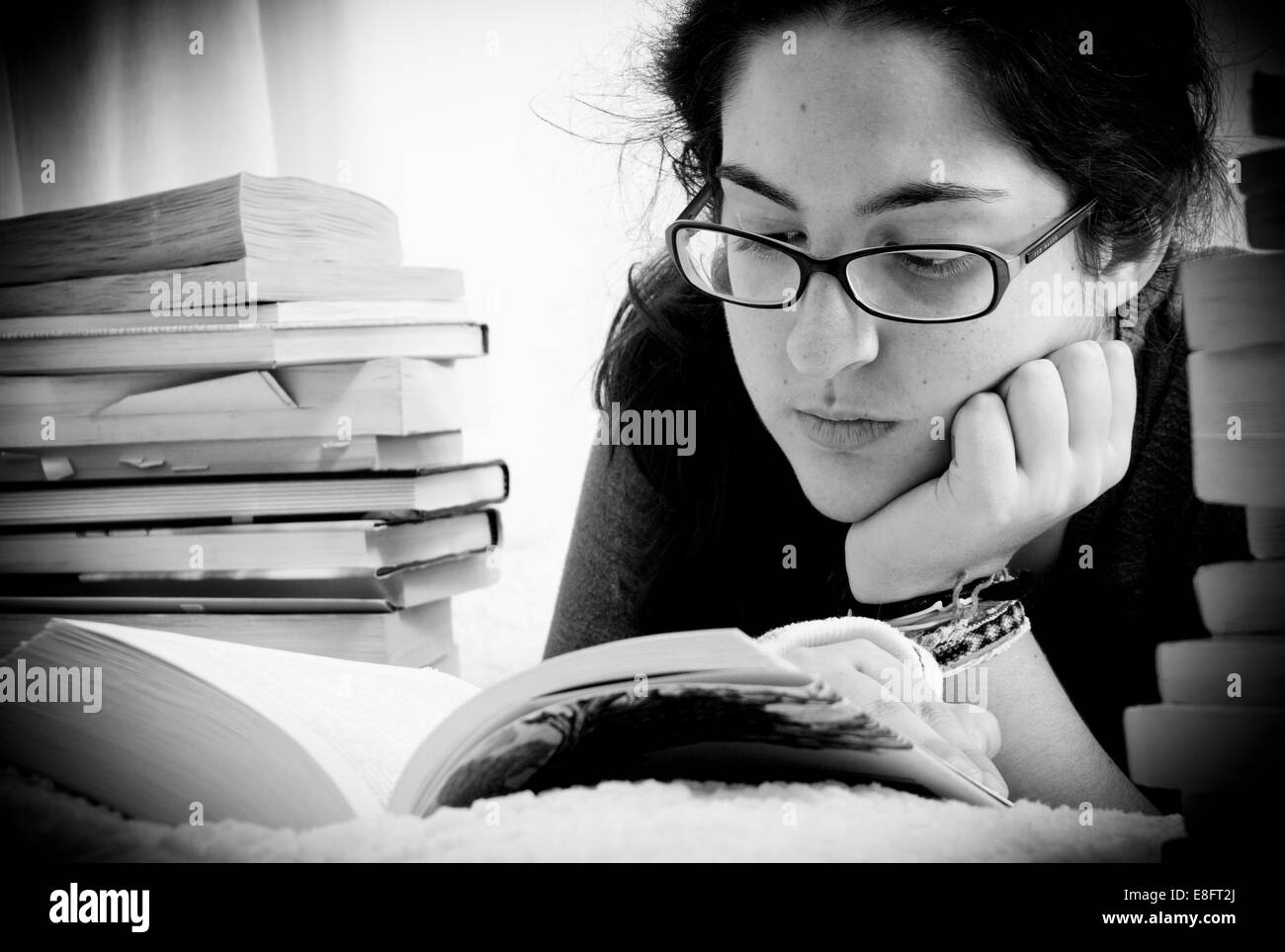 Nahaufnahme der jungen Frau ein Buch zu lesen Stockfoto