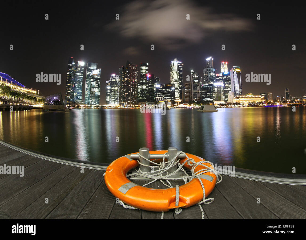 City Skyline bei Nacht mit Rettungsring auf Dock, Marina Bay, Singapur Stockfoto